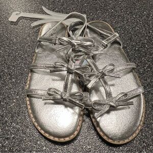 NWT Cat & Jack Silver Aria Bow Strap Girls Sandals- Size 2
